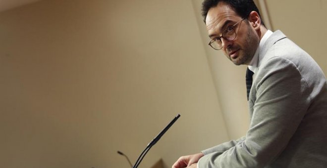 El portavoz del Grupo Socialista, Antonio Hernándo, durante su comparecencia ante los medios tras la reunión de la Junta de Portavoces hoy en el Congreso de los Diputados.EFE/Javier Lizón