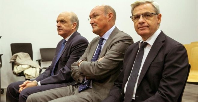 De izquierda a derecha, los exdirectivos de la CAI Tomás García Montes y Francisco Javier Alfaro Navarro y el empresario Ramón Marrero Gómez, en el juicio en la Audiencia Provincial de Zaragoza. EFE