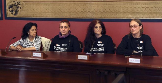 La cantante Cristina del Valle (i) acompaña a Martina, Susana y Sara, de la la Asociación Ve-la luz que se encuentran en huelga de hambre desde el pasado 9 de febrero en la madrileña Puerta del Sol para defender un conjunto de propuestas contra la violenc