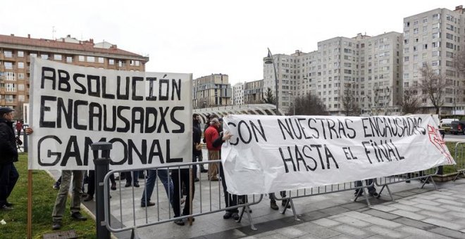 Cerca de un centenar de personas se concentraron el lunes a las puertas de los juzgados de Burgos, tras dos pancartas con los lemas "Absolución encausados Gamonal" y "Con nuestras encausadas hasta el final".- EFE