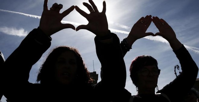 omento de la concentración, hoy en la Plaza del Castillo de Pamplona, convocado por la Coordinadora Feminista de Navarra para unirse al Paro Internacional de Mujeres (PIM) en el que ciudadanas de todo el mundo anteponen la solidaridad como "arma" contra "