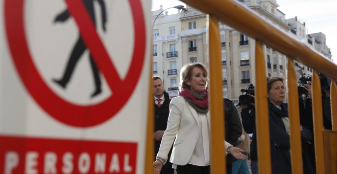 La portavoz del PP en el Ayuntamiento de Madrid, Esperanza Aguirre, durante la visita que realizó a las obras del carril bici en una calle de Madrid.EFE/Javier Lizón