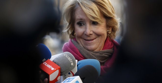 La portavoz del PP en el Ayuntamiento de Madrid, Esperanza Aguirre, contesta a las preguntas de los periodistas durante la visita que realizó a las obras del carril bici en una calle de Madrid.EFE/Javier Lizón