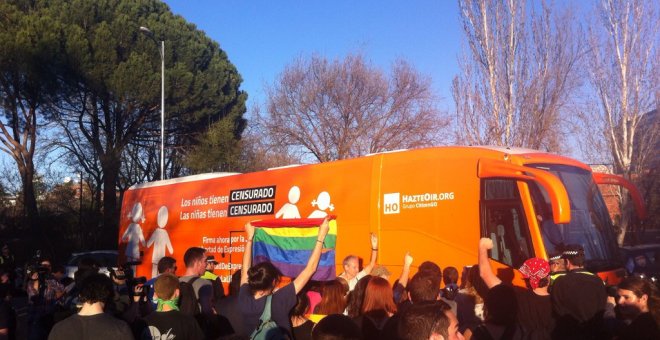 Estudiantes de la UCM protestando ante el autobús de Hazte Oír. /@PAULABIOTA