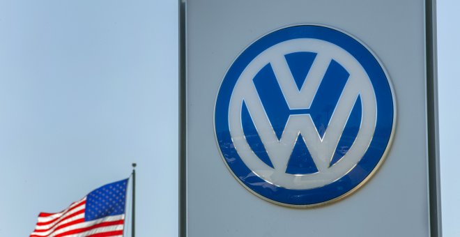 La bandera de EEUU cerca de un concesionario de Volkswagen en la ciudad californiana de San Diego. REUTERS/Mike Blake