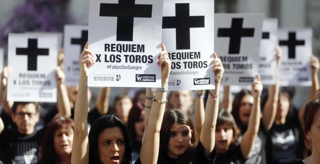 Un grupo de activistas durante la protestaen la plaza del Ayuntamiento por los toros que "perderán la vida" en Fallas. EFE/Kai Försterling