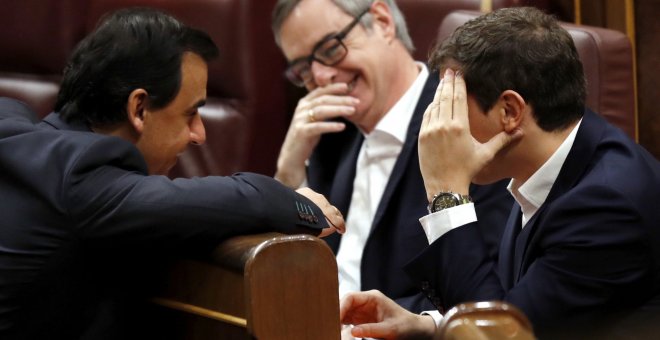 El coordinador general del PP y diputado, Fernando Martínez-Maíllo, (i), conversa con el presidente de Ciudadanos, Albert Rivera (d), y el secretario general, José Manuel Villegas, durante la sesión de Control al Gobierno el Congreso. EFE/Sergio Barrneche