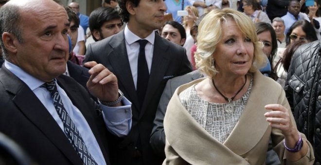 El exgerente del PP de Madrid, Beltrán Gutiérrez, con Esperanza Aguirre, en una foto de 2014. EFE