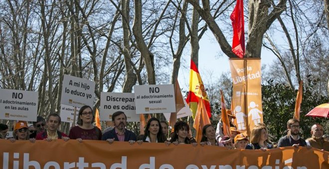 Cerca de 300 personas se han manidestado hoy en Madrid para apoyar el autobús tránsfobo de la asociación ultra Hazte Oir. /EFE