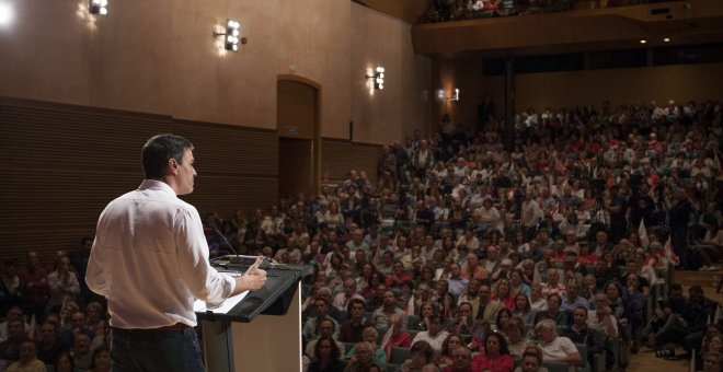 Pedro Sánchez, durante su acto político en el Palacio de Congresos de Cádiz, donde ha estrenado el que será su eslogan en la campaña de las primarias: "Sí es sí". EFE/Román Ríos