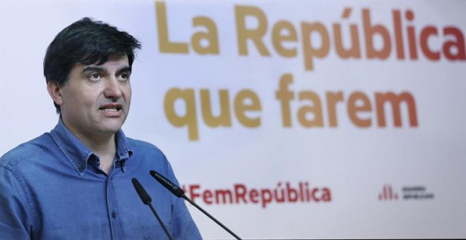 El portavoz de ERC y diputado de Junts pel Sí, Sergi Sabrià, atiende a los medios para valorar la sentencia del Tribunal Superior de Justicia de Catalunya (TSJC). | ALEJANDRO GARCÍA (EFE)