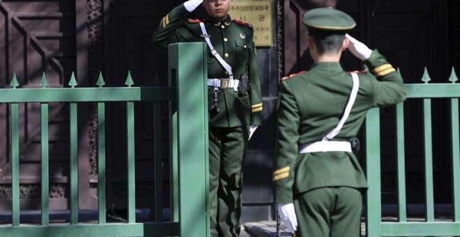 Policías paramilitares chinos hacen guardia frente a la Embajada de Corea del Norte en Pekín. - EFE