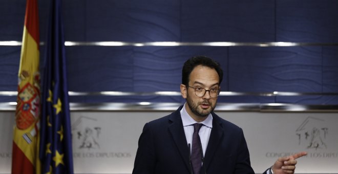 El portavoz del grupo socialista en el Congreso de los Diputados, Antonio Hernando, durante la rueda de prensa que ha ofrecido tras la reunión de la Junta de Portavoces. EFE/Emilio Naranjo