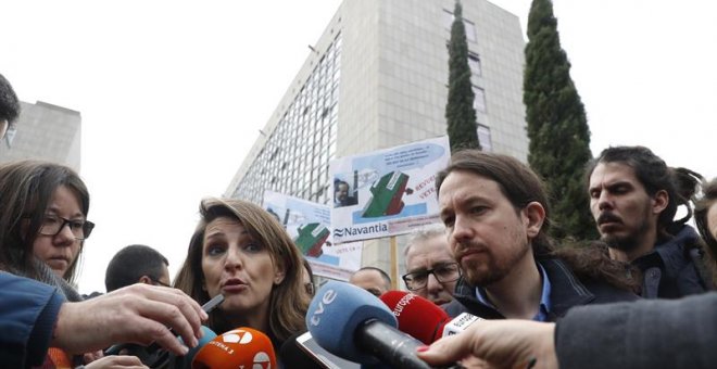 El líder de Podemos, Pablo Iglesias, este martes en una concentración de delegados sindicales de Navantia en Madrid acompañado del diputado de esta formación Alberto Rodríguez y Yolanda Díaz de En Marea. EFE/Javier Lizon