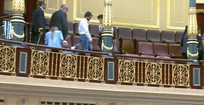 Momento en que desalojan de la tribuna del Congreso a los investigadores.