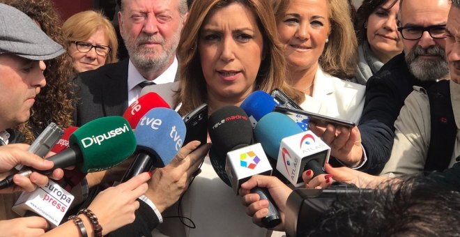 La presidenta de la Junta de Andalucía, Susana Díaz, atiende a los medios en Castilleja de la Cuesta (Sevilla). E.P./Eduardo Briones