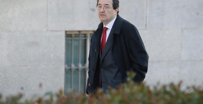 El ex alto cargo de supervisión del Banco de España Mariano Herrero, a su llegada a la Audiencia Nacional donde declara como investigado junto a Jerónimo Martínez Tello por la salida a bolsa de Bankia. EFE/Juan Carlos Hidalgo