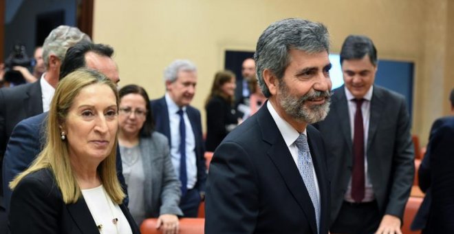 El presidente del Tribunal Supremo y del Consejo General del Poder Judicial, Carlos Lesmes, junto a la presidenta del Congreso, Ana Pastor, momentos antes de su comparecencia en la Comisión de Justicia. EFE/Fernando Villar