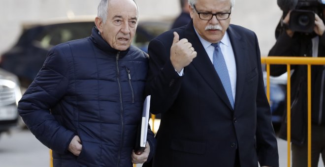 El exgobernador del Banco de España Miguel Ángel Fernández Ordóñez (i), a su llegada a la Audiencia Nacional, donde declara como investigado ante el juez Fernando Andreu por el caso Bankia. EFE/Emilio Naranjo