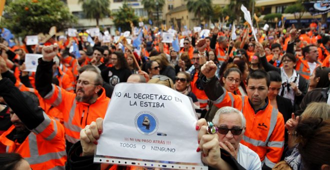 Concentración en la Plaza Alta de Algeciras (Cádiz) en apoyo a los estibadores sobre la reforma de este sector. EFE/A.Carrasco Ragel