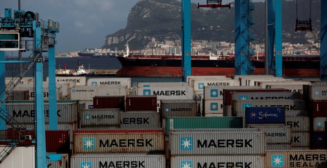 Contenedores en la terminal de carga del puerto de Algeciras, con el Peñón de Gibraltar al fondo. REUTERS/Jon Nazca