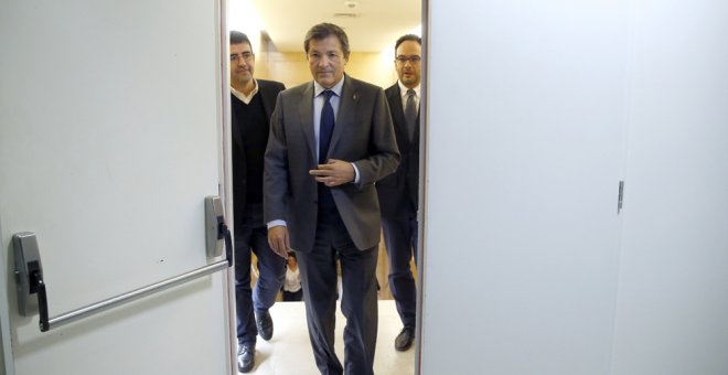 El presidente de la Comision Gestora del PSOE, Javier Ferández (c), flanqueado por el portavoz de Ferraz, Mario Jiménez (i), y el portavoz del grupo parlamentario, Antonio Hernando (d). EFE