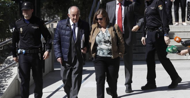 El exgobernador del Banco de España Miguel Ángel Fernández Ordóñez a la salida de la la Audiencia Nacional tras declarar  como investigado ante el juez que investiga la salida a bolsa de Bankia. EFE/Emilio Naranjo