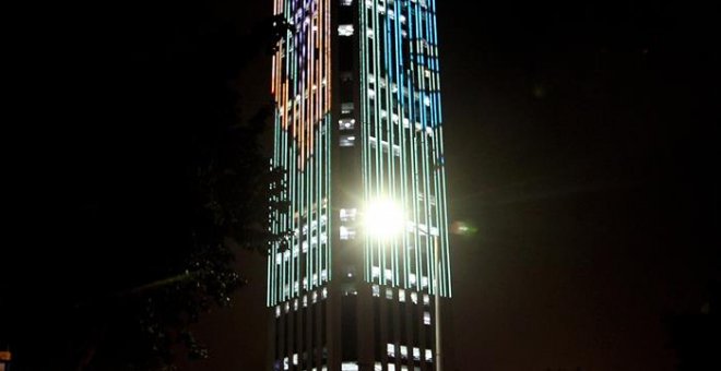 Vista de la torre Colpatria de Bogotá, Colombia, iluminada de verde con motivo del día de San Patricio. EFE/Mauricio Dueñas Castañeda