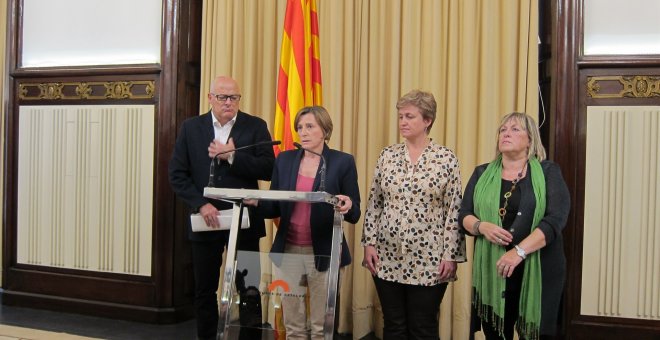 La presidenta del Parlament, Carme Forcadell , con los miembros de la Mesa de la cámara autonómica Lluis Corominas, Anna Simó y Ramona.Barrufet. E.P.