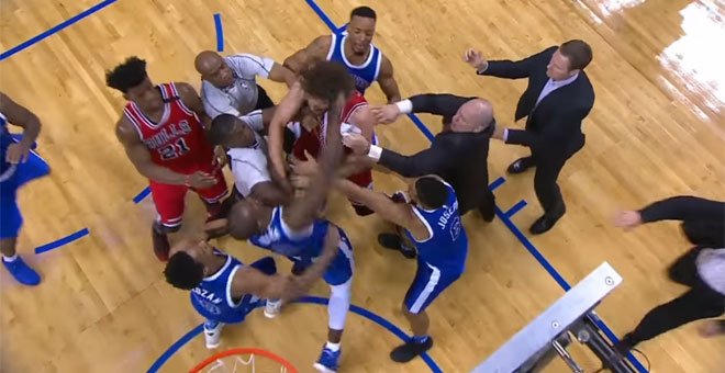 Un momento de la pelea entre Robin López y Serge Ibaka.