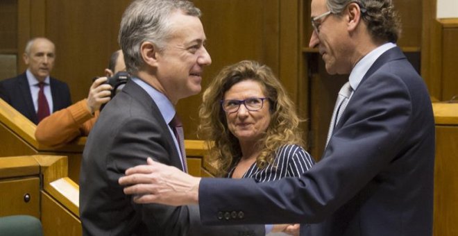 El lehendakari, Iñigo Urkullu, saluda al presidente del PP vasco, Alfonso Alonso, al inicio del pleno de este jueves en el Parlamento. EFE/José Ramón Gómez