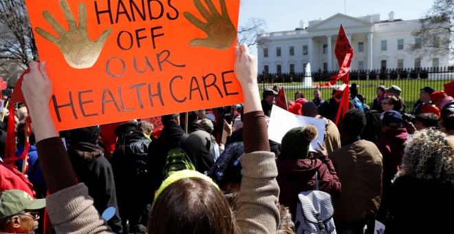 Protestas en frente de la Casa Blanca por la posible derogación del Obamacare. REUTERS/Kevin Lamarque