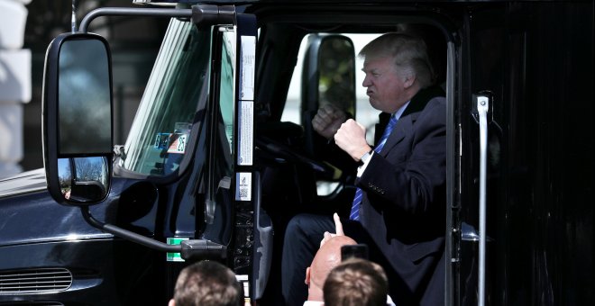 Donald Trump reacciona contra los manifestantes que protestan por la posible derogación del Obamacare. REUTERS/Carlos Barria