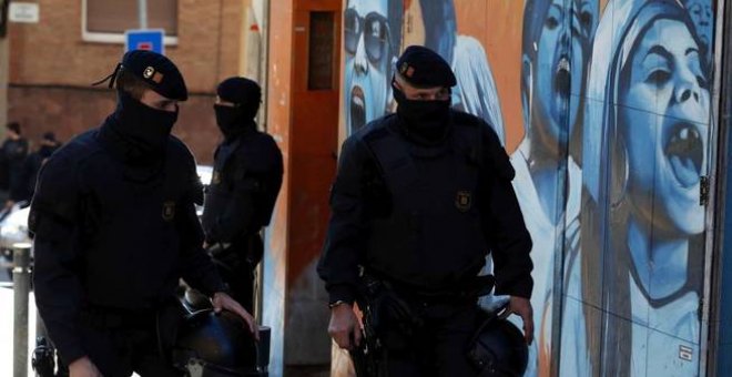 Los Mossos d'Esquadra durante una operación de desalojo. EFE/Archivo