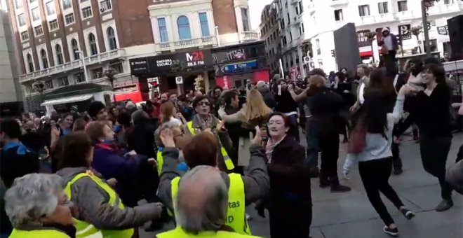 Manifestantes bailan Rock&Roll para protestar contra la Ley Mordaza