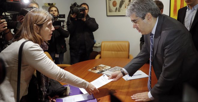 Una secretaria judicial del Tribunal Supremo entrega en el Congreso al todavía portavoz del PDeCAT en la Cámara Baja, Francesc Homs, la sentencia que le condena a trece meses de inhabilitación especial para el ejercicio de cargos públicos electivos y de f