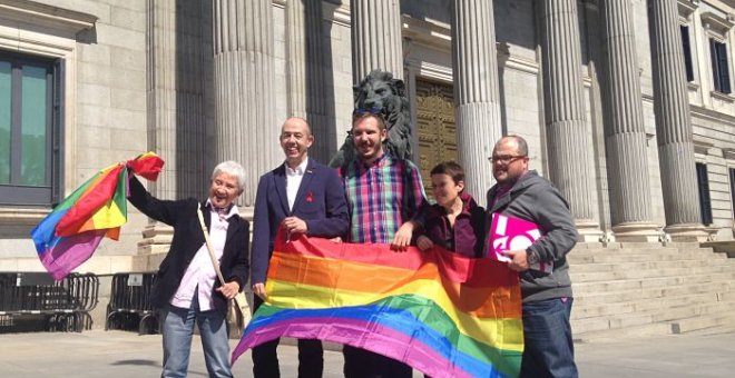 El presidente de FELTGB junto a otros miembros del colectivo antes de entrar en el Congreso para presentar su Proyecto de Ley. PÚBLICO