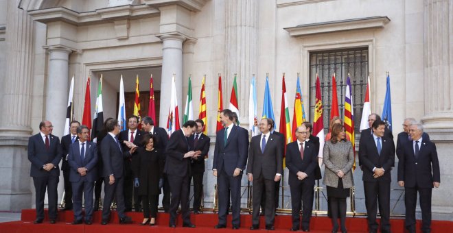 Reunión de los presidentes autonómicos en el Senado junto al presidente del Gobierno, Mariano Rajoy, y el Rey Felipe VI.EFE