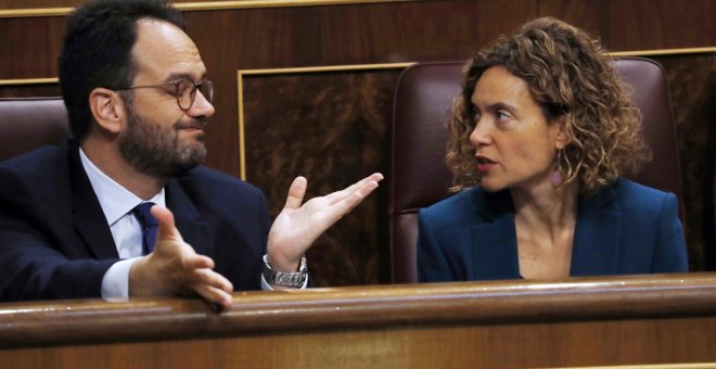 El portavoz parlamentario socialista Antonio Hernando, y la diputada socialista Meritxell Batet, conversan durante el pleno del Congreso. EFE/Sergio Barrenechea