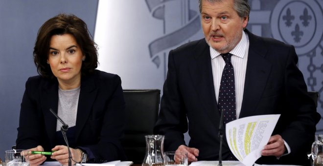 La vicepresidenta del Gobierno, Soraya Saénz de Santamaria, y el ministro de Cultura y portavoz del Gobierno,Íñigo Méndez de Vigo, durante la rueda de prensa posterior al Consejo de Ministros, en el Palacio de La Moncloa. EFE/Sergio Barrenechea