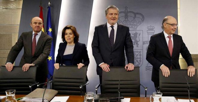 El ministro de Economía, Luís de Guindos, la vicepresidenta del Gobierno, Soraya Saénz de Santamaria, el ministro de Cultura y portavoz del Gobierno,Íñigo Méndez de Vigo, y el ministro de Hacienda, Cristóbal Montoro, de izquierda a derecha. | EFE