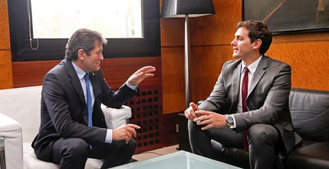 El presidente de la gestora del PSOE, Javier Fernández (i) y el líder de Ciudadanos, Albert Rivera (d), durante una reunión que han mantenido en Oviedo en vísperas de la moción de censura contra Pedro Antonio Sánchez. EFE/ J.L.CEREIJIDO