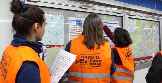 Las Brigadas Vecinales, durante una acción contra las redadas racistas en el metro de Madrid. / BVODH