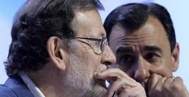 El presidente del PP, Mariano Rajoy, junto al coordinador general de su partido, Fernando Martínez Maíllo, durante la celebración del 13 Congreso Autonómico de esta formación en Valladolid. EFE/NACHO GALLEGO