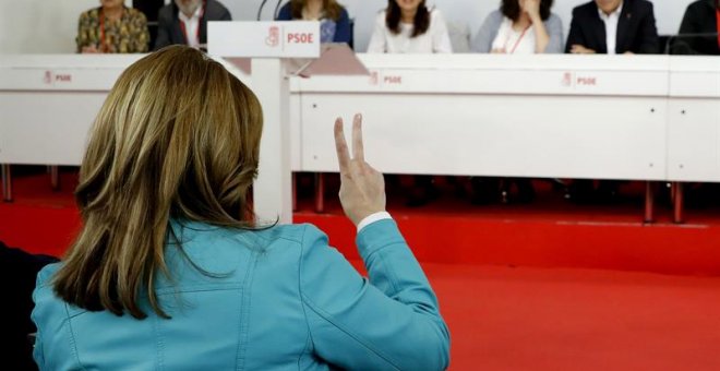 Susana Díaz (de espaldas) se dirige a los miembros de la mesa presidencial durante la reunión que el Comité Federal del PSOE celebra este sábado en la sede de Ferraz, en Madrid, para fijar la fecha de las primarias de mayo en las que se elegirá al nuevo s