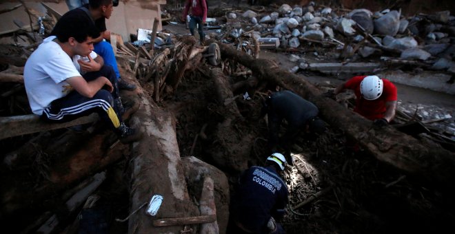 Los equipos de rescate buscan supervivientes entre los escombros de Mocoa. Más de 200 personas han muerto en la avalancha ras el desborde de tres ríos al sur de Colombia.- REUTERS/Jaime Saldarriaga