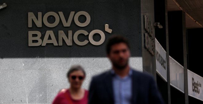 Unos peatones pasan junto a una sucursal de Novo Banco en Lisboa. REUTERS/Pedro Nunes