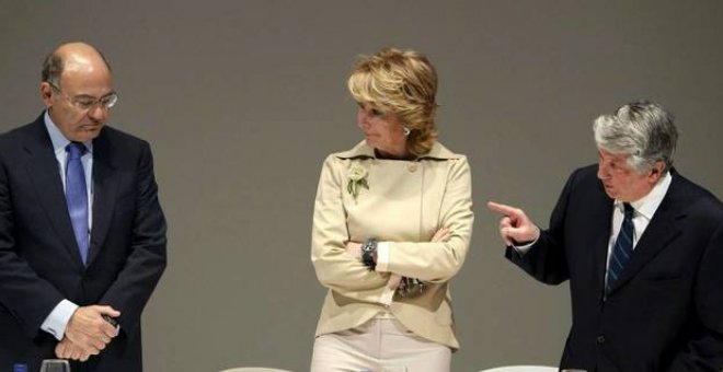 Esperanza Aguirre, entre Gerardo Díaz Ferrán (i) y Arturo Fernández (d) en 2010. EFE