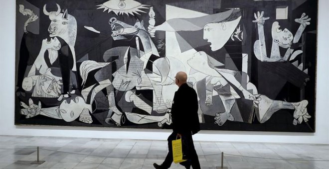 Un visitante pasa frente al 'Guernica'.- EFE