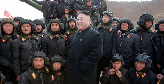 Kim Jong Un junto a un grupo de militares norcoreanos. /REUTERS